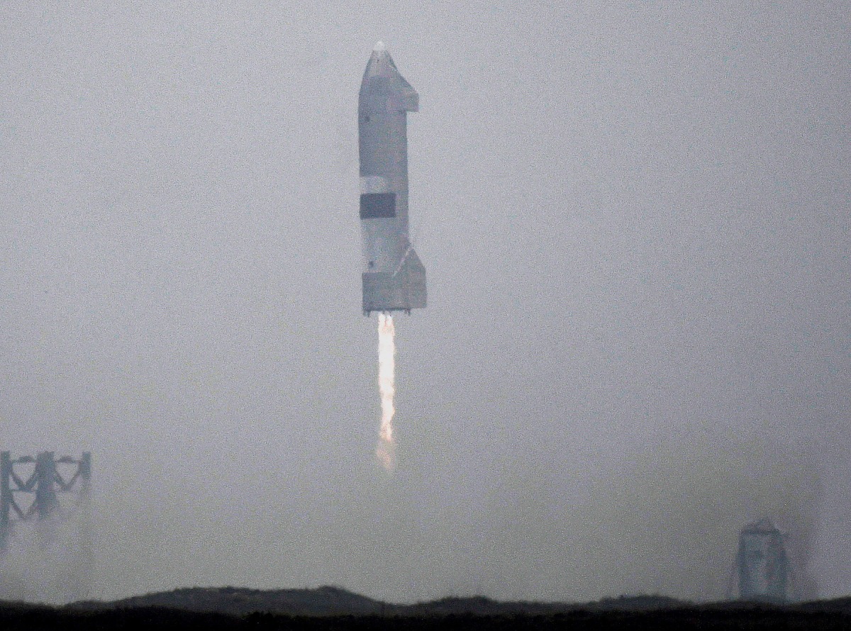 FILE PHOTO: Spacex SN15 starship prototype comes in for a successful landing for the first time from the company's starship facility in Boca Chica, Texas, U.S. May 5, 2021. REUTERS/Gene Blevins/File Photo
