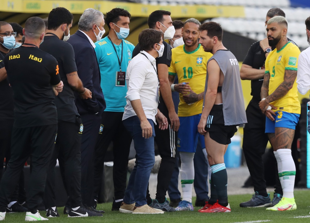 FILE PHOTO: Argentina's Lionel Messi and Brazil's Neymar are seen as play is interrupted after Brazilian health officials objected to the participation of three Argentine players they say broke quarantine rules REUTERS/Amanda Perobelli