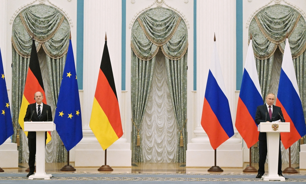 Russian President Vladimir Putin and German Chancellor Olaf Scholz attend a joint news conference in Moscow, Russia February 15, 2022. Sputnik/Sergey Guneev/Kremlin via REUTERS.