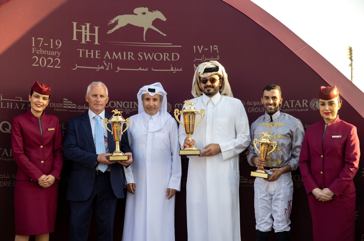 H H Sheikh Mohammed bin Khalifa Al Thani presented the Gulf Cup to H E Sheikh Joaan bin Hamad Al Thani, following the victory of Al Shaqab Racing’s Al Mirage. 