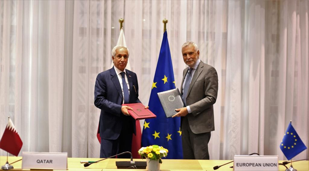 Minister of State for Foreign Affairs H E Sultan bin Saad Al Muraikhi and Secretary-General of the European Union External Action Service H E Stefano Sannino during signing of the agreement.