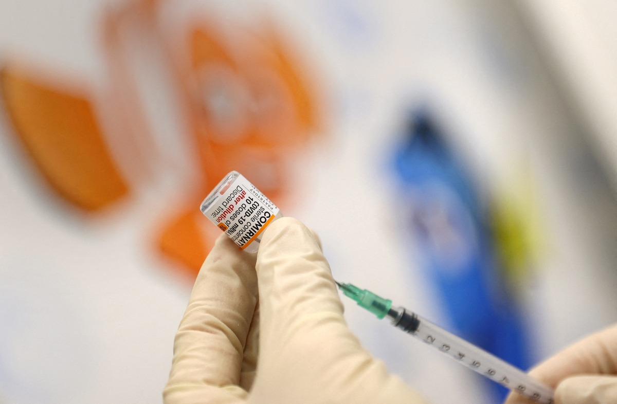 FILE PHOTO: Doses of the Pfizer-BioNTech vaccine against the coronavirus disease (COVID-19) for children are prepared at a children doctor's practice in Maintal near Frankfurt, Germany, December 15, 2021. REUTERS/Kai Pfaffenbach/File Photo
