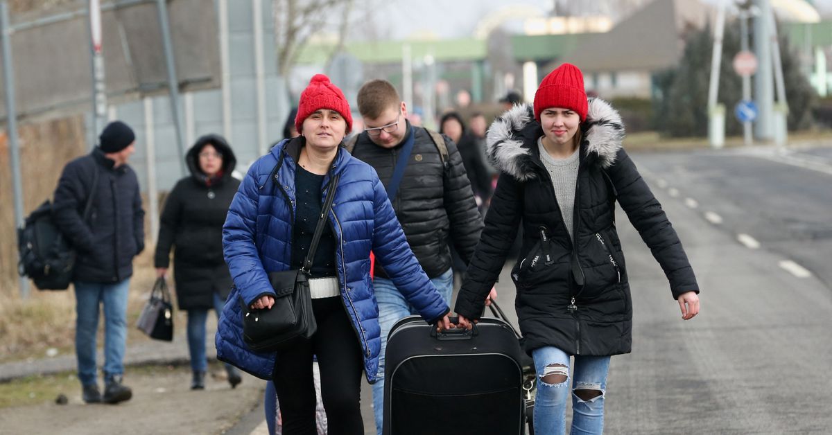 People flee from Ukraine at the Hungarian-Ukrainian border after Russian President Vladimir Putin authorized a military operation, in Beregsurany, Hungary, February 24, 2022. REUTERS/Bernadett Szabo


