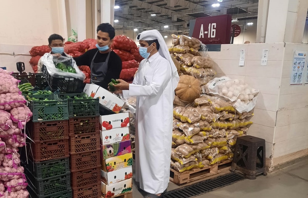 A municipal inspector checking quality of agricultural produce at an outlet.