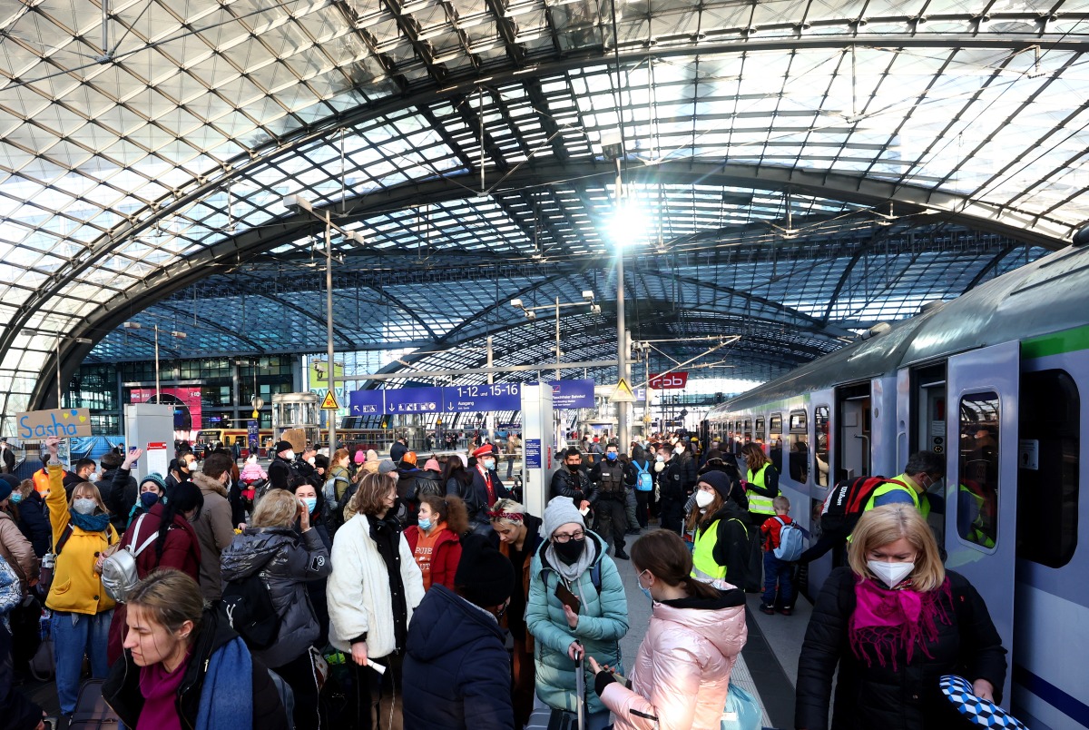 People fleeing Ukraine following Russia's invasion, arrive in a train from Poland at central train station in Berlin, Germany, March 10, 2022. REUTERS/Lisi Niesner
