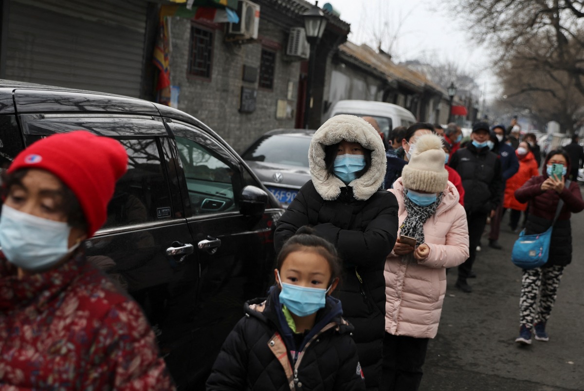 Residents line up for nucleic acid testing at a hutong, following the coronavirus disease (COVID-19) outbreak, in Beijing, China March 18, 2022. REUTERS/Tingshu Wang
