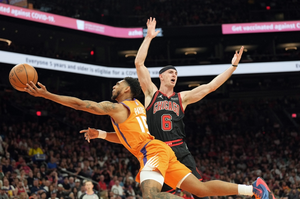 Phoenix Suns guard Cameron Payne (15) goes up for a layup against Chicago Bulls guard Alex Caruso (6) during the second half at Footprint Center. Joe Camporeale