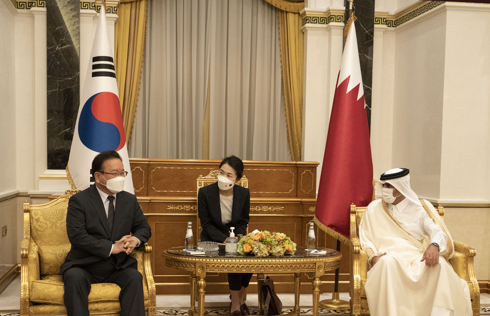 Prime Minister and Minister of Interior H E Sheikh Khalid bin Khalifa bin Abdulaziz Al Thani meeting with Prime Minister of South Korea H E Kim Boo-kyum at Al Marmar Palace, yesterday.