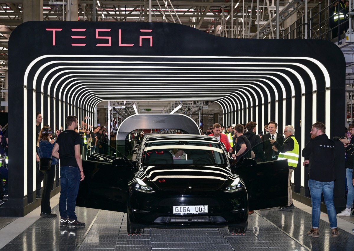 Elon Musk hands over a Model Y car to a customer during the opening ceremony of the new Tesla Gigafactory for electric cars in Gruenheide, Germany, March 22, 2022. Patrick Pleul/Pool via REUTERS
