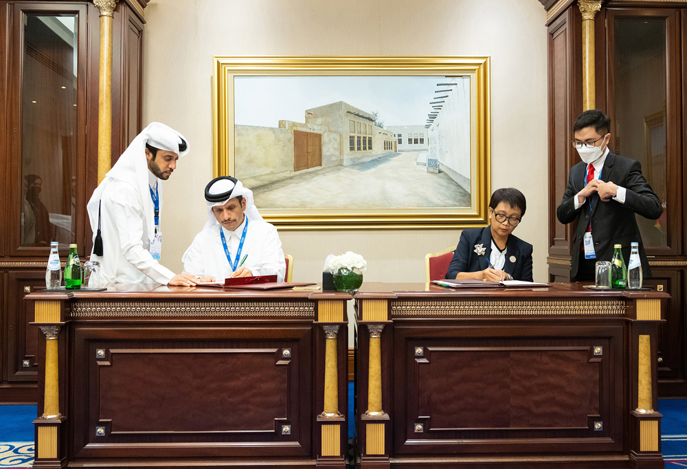 Deputy Prime Minister and Minister of Foreign Affairs H E Sheikh Mohammed bin Abdulrahman Al Thani and Minister for Foreign Affairs of Indonesia H E Retno Lestari Priansari Marsudi signing the letter of intent.
