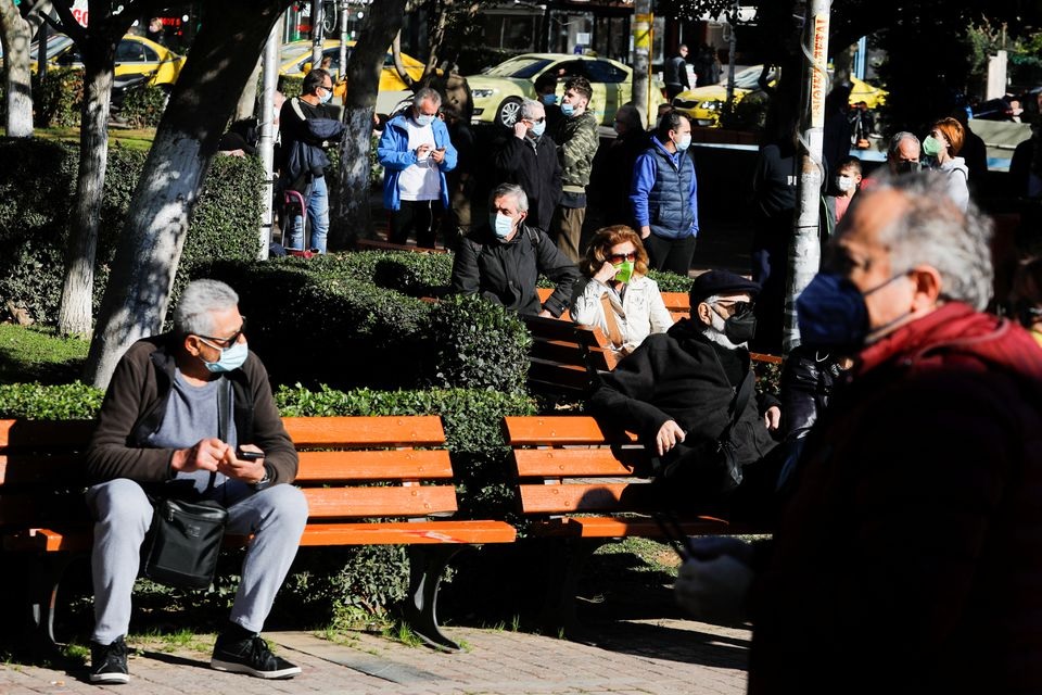 People wait to take a free COVID-19 test amid the coronavirus disease (COVID-19) outbreak in Athens, Greece, January 3, 2022. REUTERS/Costas Baltas