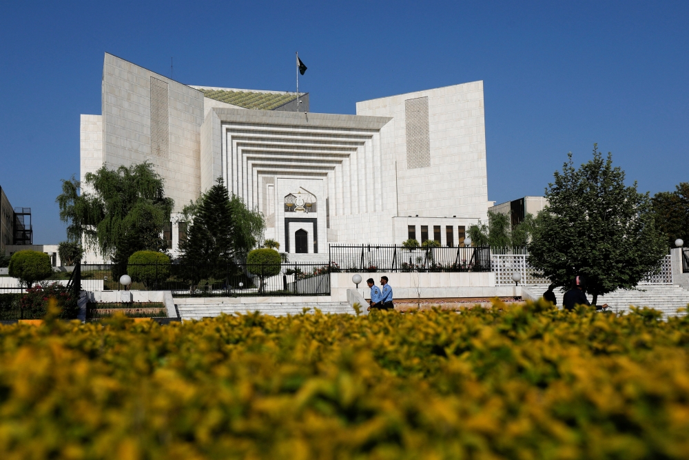 Police officers walk past the Supreme Court of Pakistan building, in Islamabad, Pakistan April 6, 2022. REUTERS/Akhtar Soomro