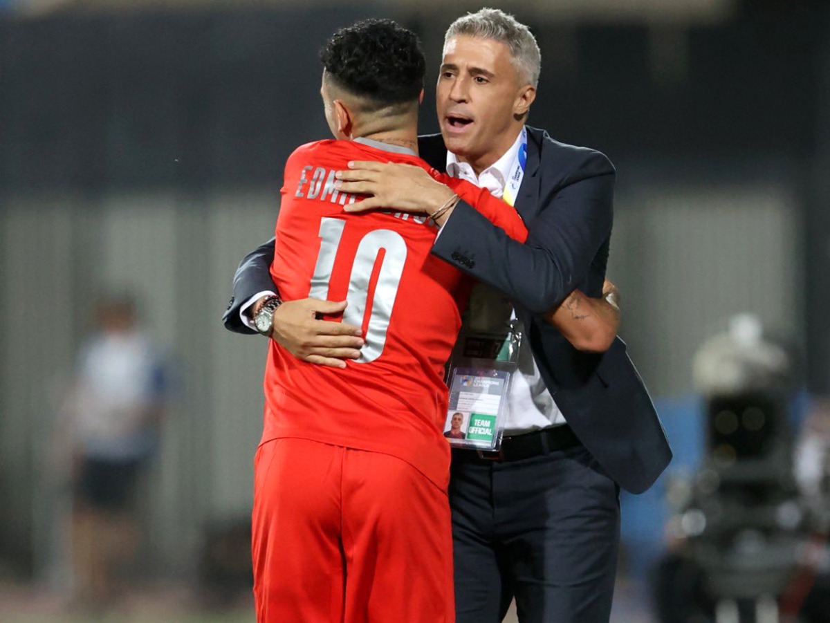 Al Duhail coach Hernan Crespo with Edmilson Junior.