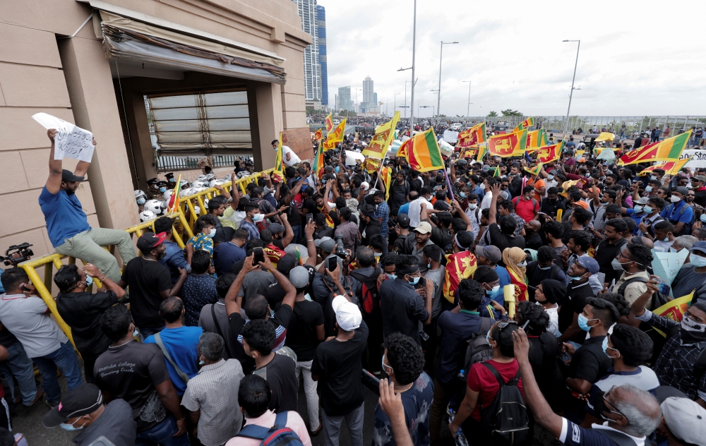 Protestors shout slogans during a protest against Sri Lanka's President Gotabaya Rajapaksa in front of the Presidential Secretariat, amid the country's economic crisis in Colombo, Sri Lanka, April 9, 2022. REUTERS/Dinuka Liyanawatte