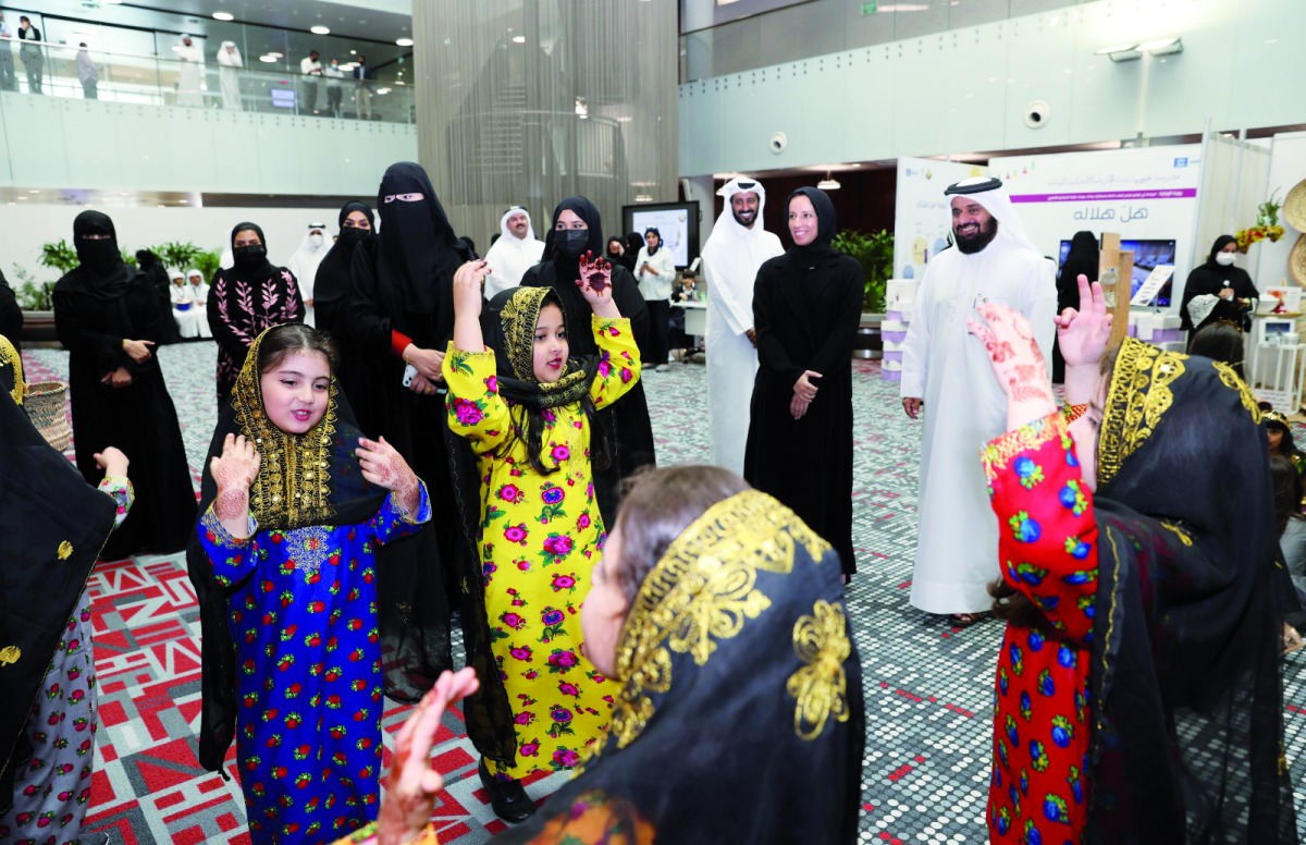 Minister of Education and Higher Education H E Buthaina bint Ali Al Jabr Al Nuaimi touring the Ramadan exhibition for students of government schools, which will last three days in building No. 5 at the Ministry. 