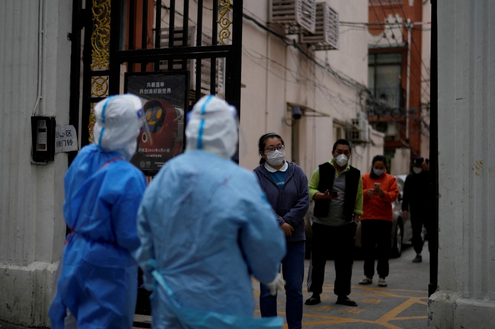 Residents line up for nucleic acid tests during a lockdown, amid the coronavirus disease (COVID-19) pandemic, in Shanghai, China, April 16, 2022. REUTERS/Aly Song/File Photo