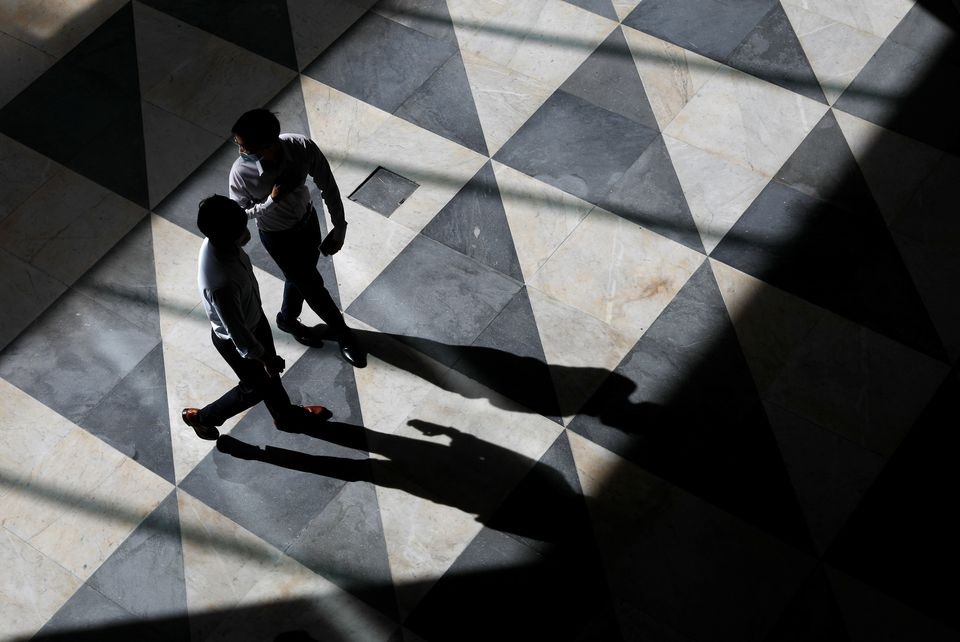 Office workers are seen at a largely empty central business district as Singapore returns to the work-from-home regime due to surging cases in the coronavirus disease (COVID-19) outbreak, in Singapore September 27, 2021. REUTERS/Edgar Su/File Photo

