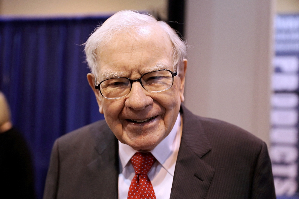 Berkshire Hathaway Chairman Warren Buffett walks through the exhibit hall as shareholders gather to hear from the billionaire investor at Berkshire Hathaway Inc's annual shareholder meeting in Omaha, Nebraska, U.S., May 4, 2019. REUTERS/Scott Morgan/File Photo