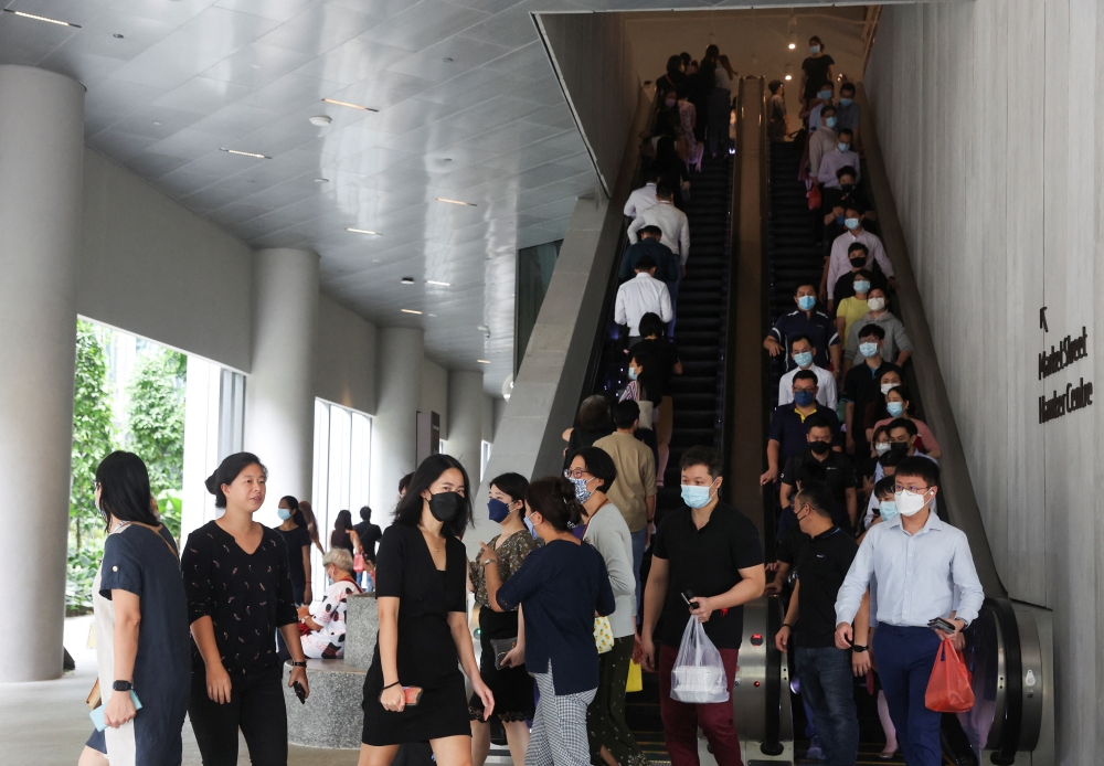 Office workers go for lunch at the central business district on the first day free of coronavirus disease (COVID-19) restrictions in Singapore, April 26, 2022. REUTERS/Edgar Su