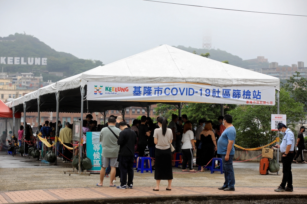 People line up at a testing centre for the coronavirus disease (COVID-19) in Keelung, Taiwan April 28, 2022. REUTERS/I-Hwa Cheng