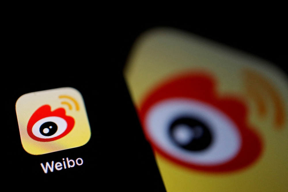 The logo of Chinese social media app Weibo is seen on a mobile phone in this illustration picture taken December 7, 2021. REUTERS/Florence Lo/Illustration/File Photo