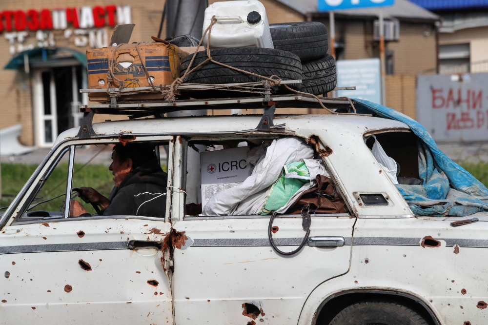 A man transports his belongings in a car in the southern port city of Mariupol, Ukraine on May 3, 2022. (Reuters/Alexander Ermochenko)