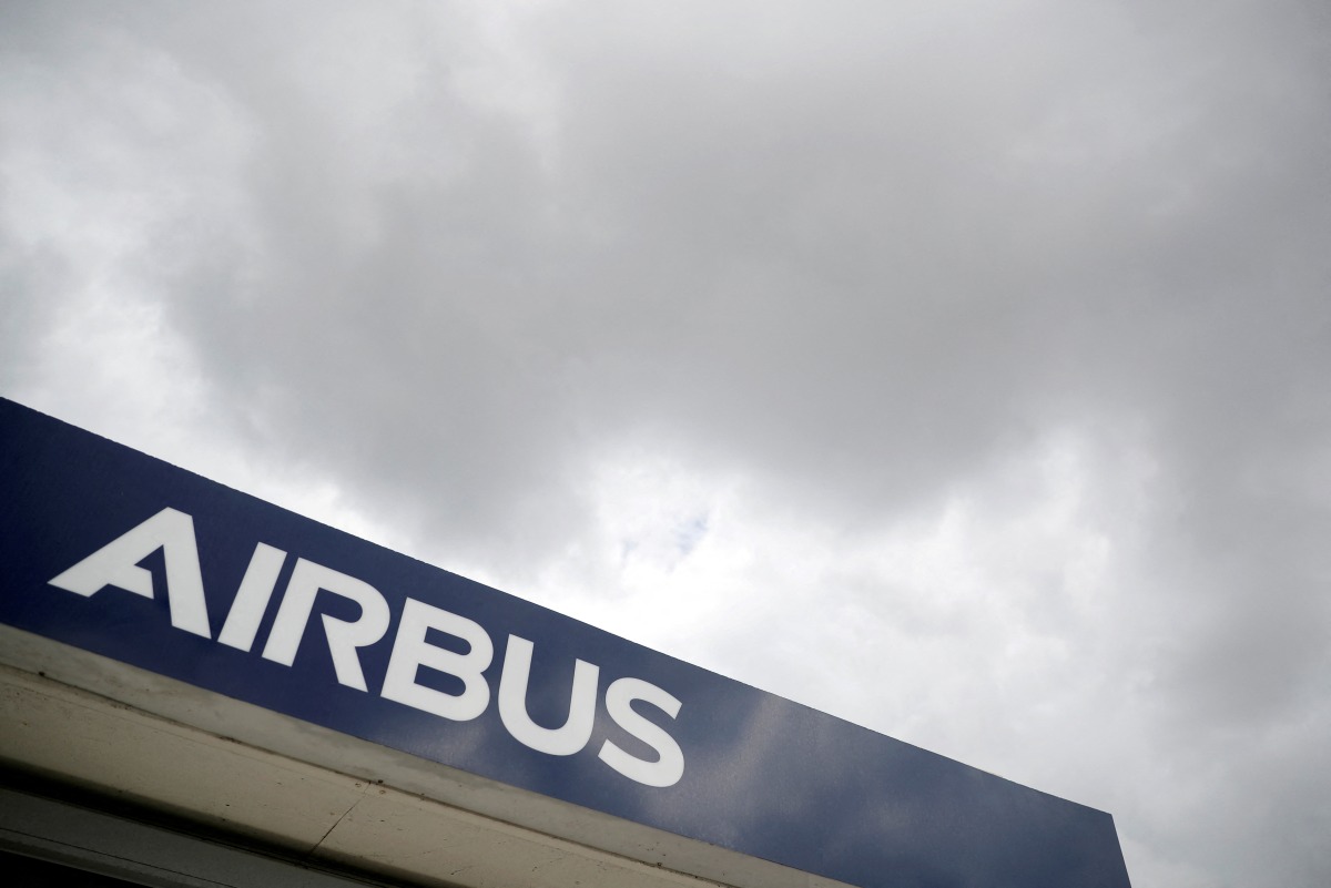 FILE PHOTO: The logo of Airbus is pictured at the entrance of the Airbus facility in Bouguenais, near Nantes, France, July 2, 2020. REUTERS/Stephane Mahe/File Photo
