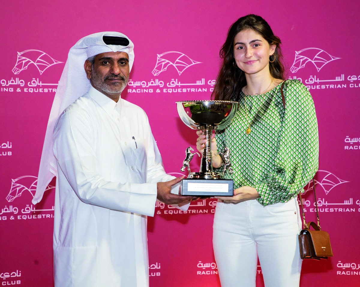 Manager of Al Uqda Complex Department Abdulaziz Jassim Al Boenain presents the winner's trophy to the representative of Umm Qarn after King Shalaa landed the End Of Season Cup at Al Rayyan Racecourse, yesterday.