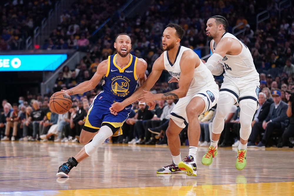 Golden State Warriors guard Stephen Curry (30) dribbles past Memphis Grizzlies forward Kyle Anderson (1) and guard Dillon Brooks (24) in the third quarter during game six of the second round for the 2022 NBA playoffs at Chase Center.  Cary Edmondson
