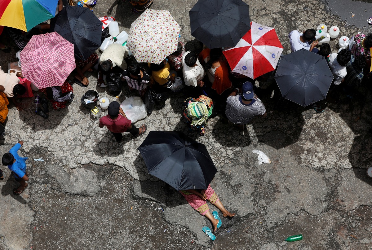 People wait in a queue to buy kerosene at a fuel station, amid the country's economic crisis in Colombo, Sri lanka, May 18, 2022. REUTERS/Adnan Abidi
