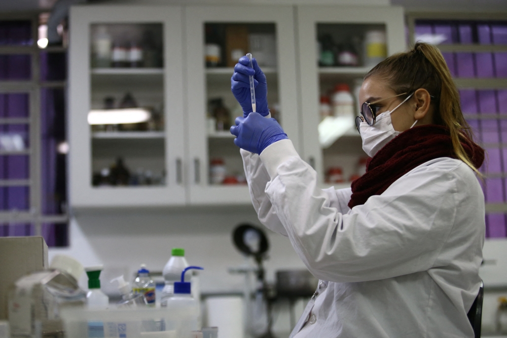 A researcher analyzes samples for a study that points out that a compound found in fruits can neutralize the poison of the jararaca snake, at Butantan Institute, in Sao Paulo, Brazil May 18, 2022. Picture taken May 18, 2022. REUTERS/Carla Carniel