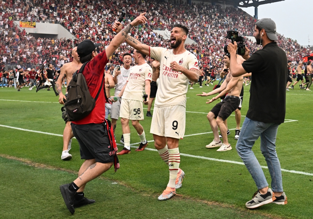 AC Milan's Olivier Giroud celebrates winning Serie A with AC Milan fans after the match REUTERS/Alberto Lingria
