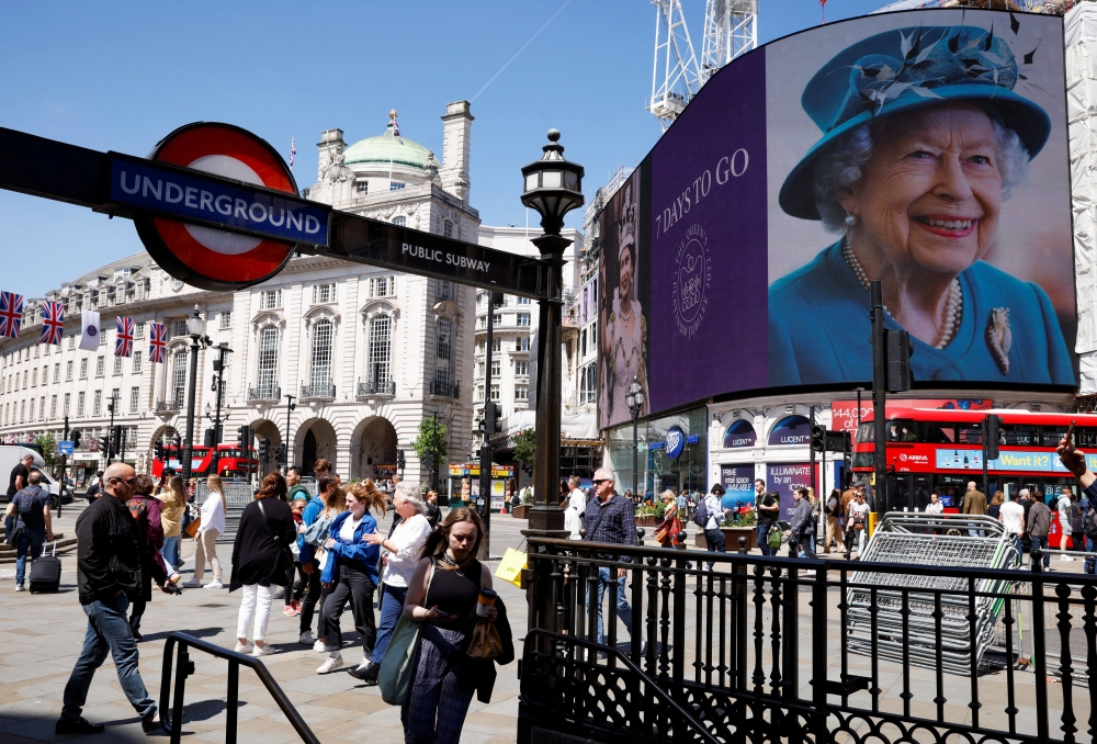 A 7-day countdown to the Queen's Platinum Jubilee is displayed on the screen at Piccadilly Circus in London, Britain, May 27, 2022. REUTERS/John Sibley
