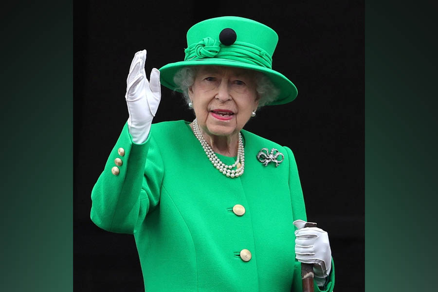 Queen Elizabeth stands on the balcony during the Platinum Pageant, marking the end of the celebrations for the Platinum Jubilee of Britain's Queen Elizabeth, in London, Britain, June 5, 2022. Chris Jackson/Pool via REUTERS
