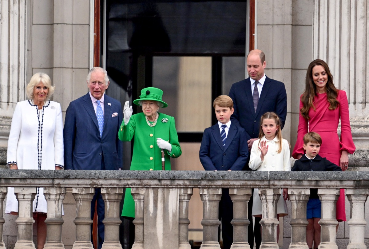 Britain's Camilla, Duchess of Cornwall, Prince Charles, Queen Elizabeth, Prince George, Prince William, Princess Charlotte, Prince Louis and Catherine, Duchess of Cambridge stand on the balcony during the Platinum pageant, marking the end of the celebrations for the Platinum Jubilee of Britain's Queen Elizabeth, in London, Britain, June 5, 2022. Leon Neal/Pool via REUTERS
