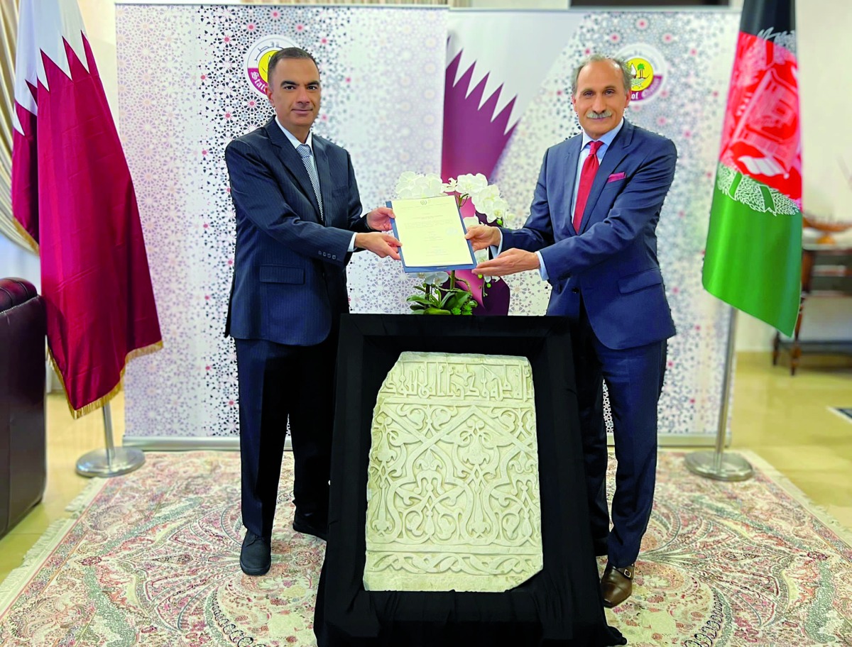 Ambassador of Qatar to Malaysia H E Fahad bin Mohammed Kafood receiving the artefact from Ambassador of Afghanistan to Malaysia H E Moheb Rahman Spinghar.