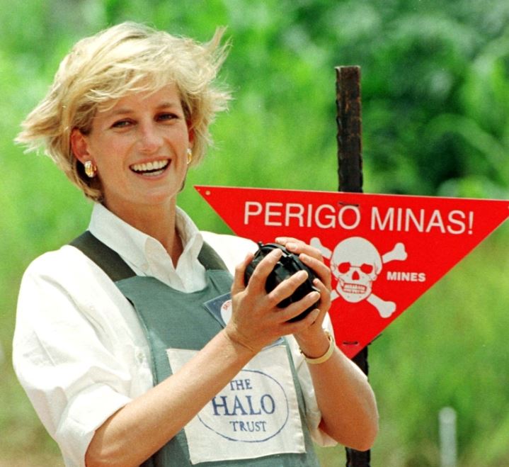 Diana, Princess of Wales holds a landmine in one of the safety corridors of the landmine field in Huambo, Angola, January 15, 1997 during a visit to help a Red Cross campaign outlaw landmines worldwide. (Reuters/Juda Ngwenya/File Photo)