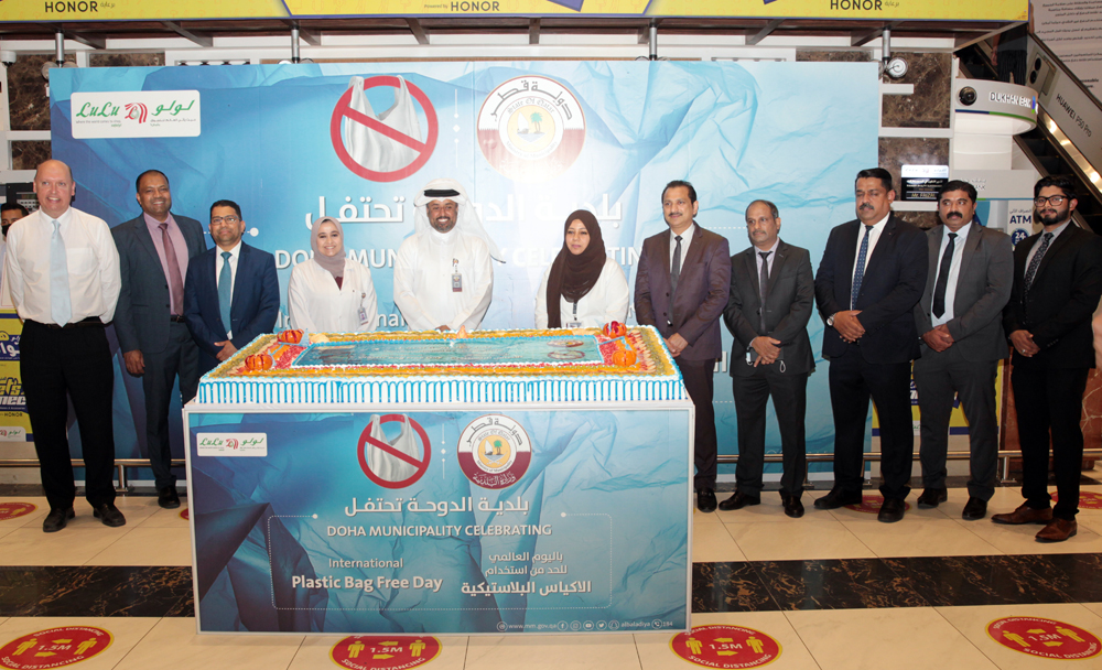 Officials pose for a photograph after a ceremonial cake was jointly cut by Ali Mohamed Al Qahtani, Head of Health Inspection and Monitoring Unit, Doha Municipality; M O Shaijan, Regional Director of Lulu Hypermarkets in Qatar and Dr Asmaa Mansour, Veterinarian and Food Inspector, Doha Municipality, to mark the International Plastic Bag Free Day during a function at the D-Ring Road branch of Lulu Hypermarkets. Several other officials from the Municipality and  Lulu were present at the event.  
PIC: Salim Matramkot/The Peninsula