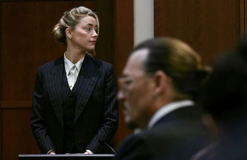 Actors Amber Heard and Johnny Depp wait at the courtroom at the Fairfax County Circuit Courthouse in Fairfax, Virginia, US, May 17, 2022. (Reuters)