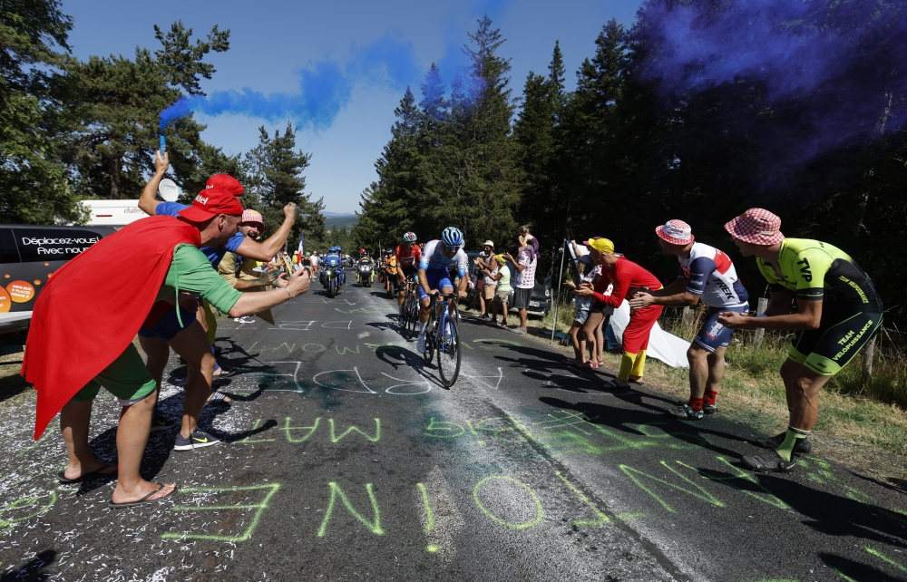 Team Bikeexchange-Jayco's Michael Matthews in action as spectators cheer during stage 14. (REUTERS/Gonzalo Fuentes)