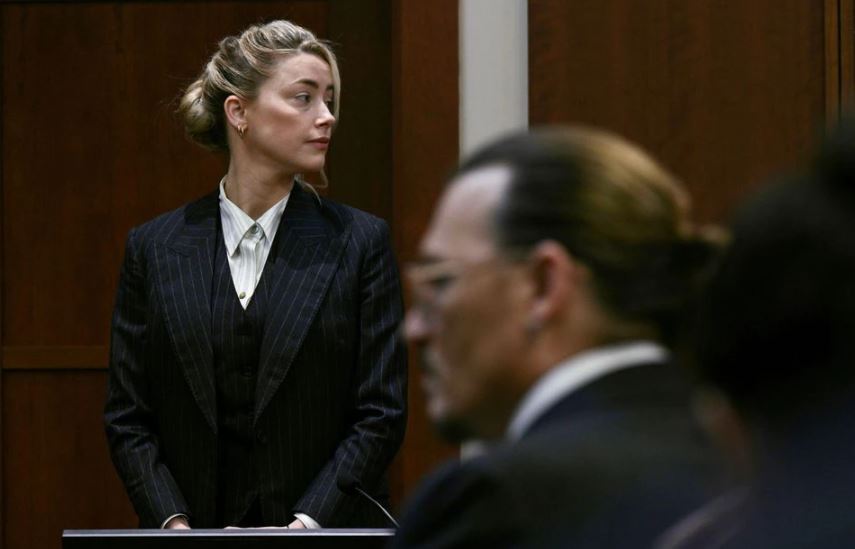 Actors Amber Heard and Johnny Depp wait at the courtroom at the Fairfax County Circuit Courthouse in Fairfax, Virginia, US, May 17, 2022. (REUTERS)