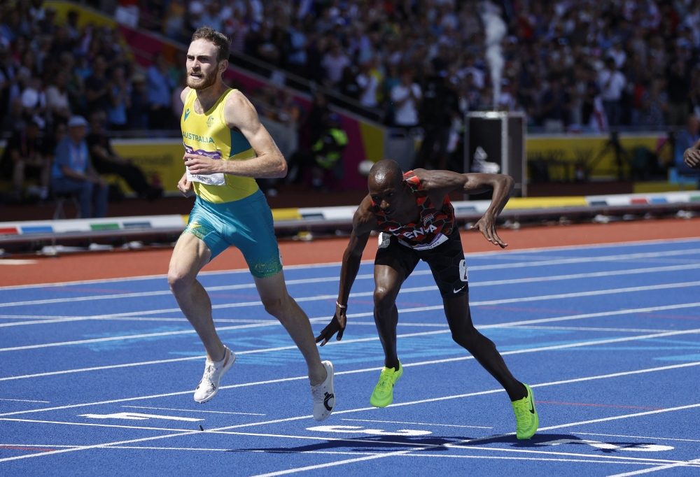 Australia's Oliver Hoare crosses the line to win the final as Kenya's Timothy Cheruiyot places second. (Reuters/John Sibley)