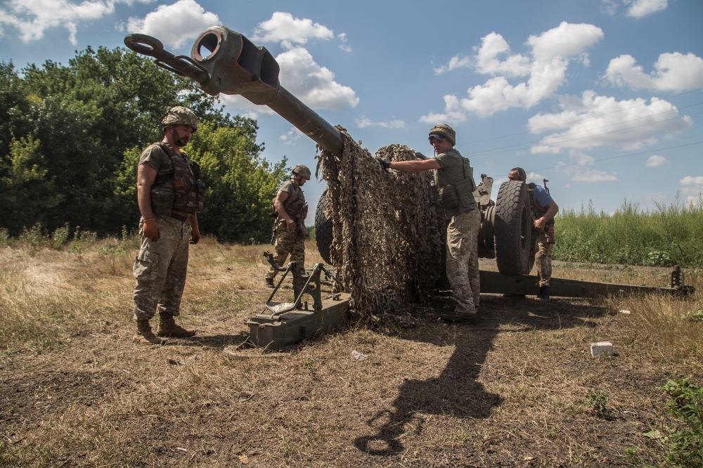 Ukrainian servicemen prepare a D-30 howitzer for fire near a frontline in Mykolaiv region, as Russia's attack on Ukraine continues, Ukraine August 13, 2022. Reuters/Oleksandr Ratushniak