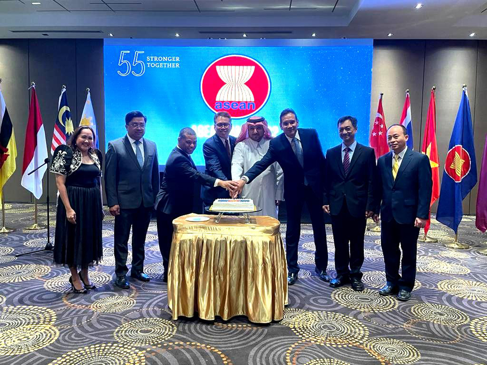 A view of cake cutting ceremony to mark the 55th anniversary of Asean, which was attended by Ministry of Foreign Affairs Chief of Protocol H E Ambassador Ibrahim Yousif Abdullah Fakhro, Asean Committee in Doha Chairman and Malaysian Ambassador to Qatar, H E Zamshari Shaharan, along with other Asean member states ambassadors.  Pic: Joelyn Baluyut / The Peninsula