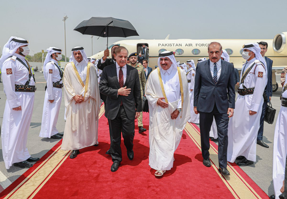 Prime Minister of Pakistan H E Shehbaz Sharif being welcomed by Minister of Transport H E Jassim bin Saif Al Sulaiti at Doha International Airport, in Doha, yesterday. 