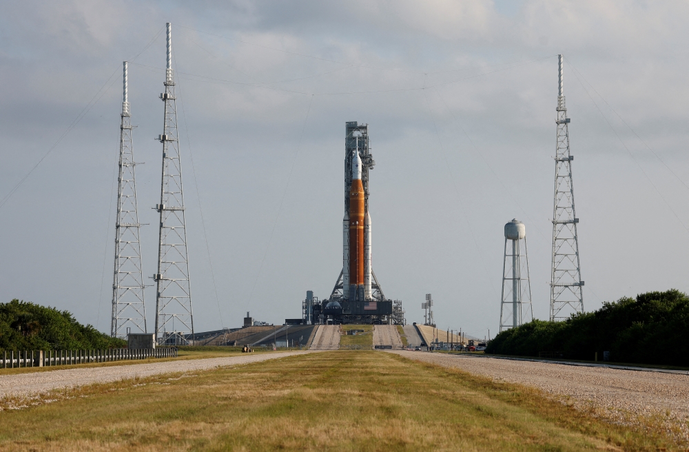 NASA's next-generation moon rocket, the Space Launch System (SLS) Artemis 1 rocket with its Orion crew capsule stands on launch pad 39B at the Kennedy Space Center in Cape Canaveral, Florida, US, August 17, 2022. (REUTERS/Joe Skipper/File Photo)