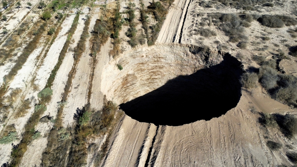 A sinkhole is exposed at a mining zone close to Tierra Amarilla town, in Copiapo, Chile, August 1, 2022. REUTERS/Johan Godoy/File Photo