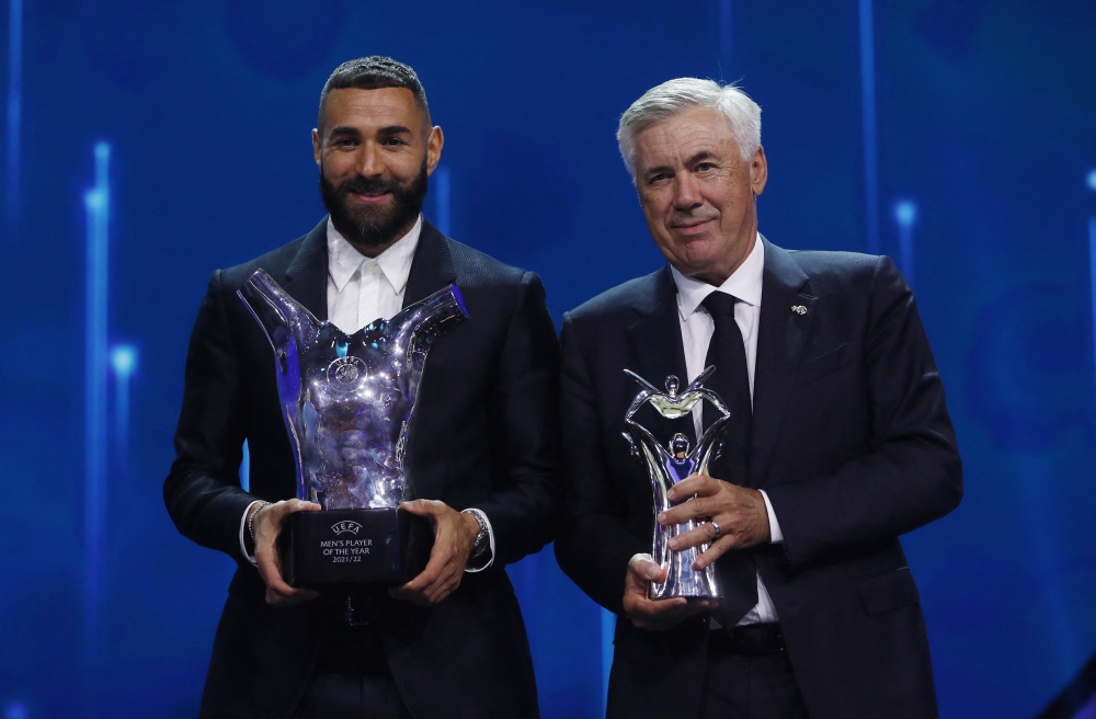 Real Madrid's Karim Benzema and coach Carlo Ancelotti pose with the men's player of the year award and the men's coach of the year award at the Halic Congress Center, Istanbul, Turkey, on August 25, 2022.  REUTERS/Murad Sezer