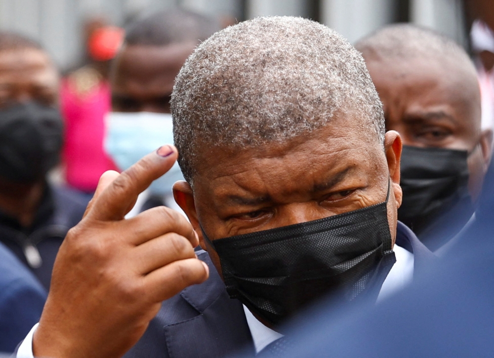 Angola's president and leader of the ruling MPLA Joao Lourenco leaves after a meeting at the party's headquarters in the capital Luanda, Angola, August 26, 2022. (REUTERS/Siphiwe Sibeko)