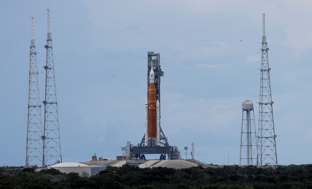 A view of NASA's next-generation moon rocket, the Space Launch System (SLS) rocket with its Orion crew capsule perched on top, as it stands on launch pad 39B in preparation for the unmanned Artemis 1 mission at Cape Canaveral, Florida, US, August 28, 2022. (REUTERS/Joe Skipper)